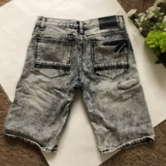Road Narrows Boy’s distressed Bermuda Jean shorts - Picture 2 of 5